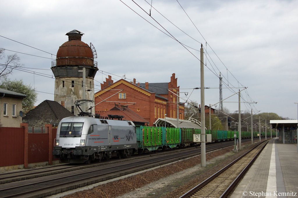 ES 64 U2 - 100 (182 600-7) Hupac im Dienst f�r Raildox mit Holzzug in Rathenow in Richtung Stendal unterwegs. 08.04.2011