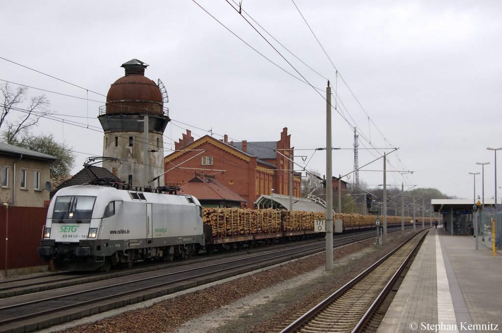 ES 64 U2 - 101 (182 601-5) Hupac im Dienst f�r Raildox/SETG mit Holzzug in Rathenow in Richtung Stendal unterwegs. 06.04.2011