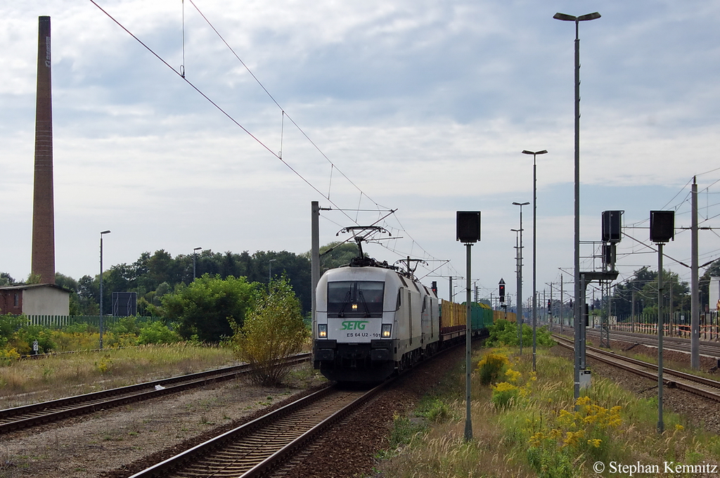 ES 64 U2 - 101 (182 601-5) SETG & ES 64 U2 - 102 (182 602-3) Raildox im Doppel mit einem leeren Holzzug bei der Einfahrt in Rathenow. Netten Gru� zur�ck!! 04.09.2011