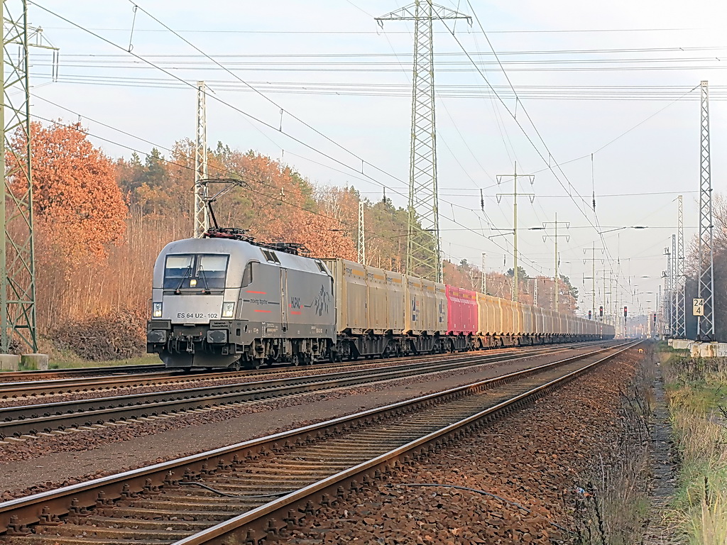 ES 64 U2 - 102 (182 602-3) der Hupac am 22. November 2011 auf dem s�dlichen Berliner Au�enring in H�he Diedersdorf. Netten Gru� zur�ck! 