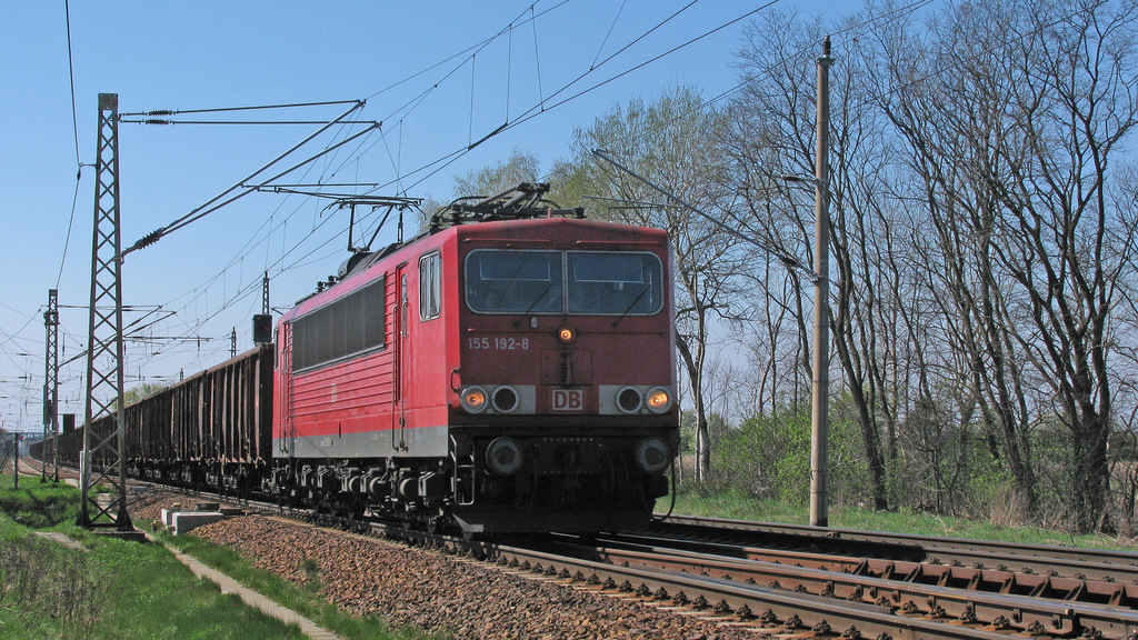 Es ging weiter zur Ostausfahrt Pillgrams, wo 155 192-8 mit ihrem Sch�ttgutzug in Richtung Frankfurt(Oder) durch. 20.04.2011
