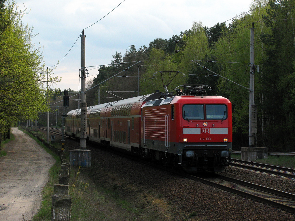 Es war die relativ frisch revidierte 112 103, die durch den Fr�hling des 27.04.2010 ihren RE 2 p�nktlich nach Rathenow zog am Tage der Abschiedshighlights.