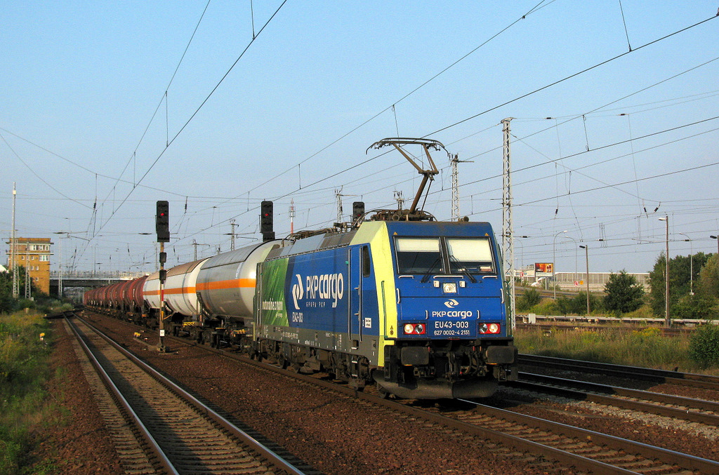 EU 43 003 mit Kesselwagen am 17.08.2009 durch Berlin Sch�nefeld Flughafen Richtung Seddin.