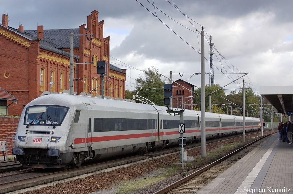 Ex Metropolitan-Garnitur als ICE 1196 von Leipzig Hbf nach Hamburg-Altona. Geschoben hatte die Ex Metropolitan E-Lok 101 131-1. Wegen Beeintr�chtigung durch Vandalismus zwischen Berlin-Spandau und Wittenberge wurde dieser InterCityExpress �ber Rathenow umgeleitet. 12.10.2011