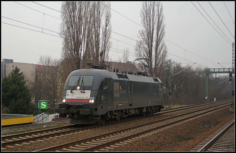 F�r DB Fernverkehr ist ES 64 U2-001 im Einsatz. Hier ist sie solo Richtung Nordkreuz unterwegs (gesehen Berlin Jungfernheide 18.02.2011)