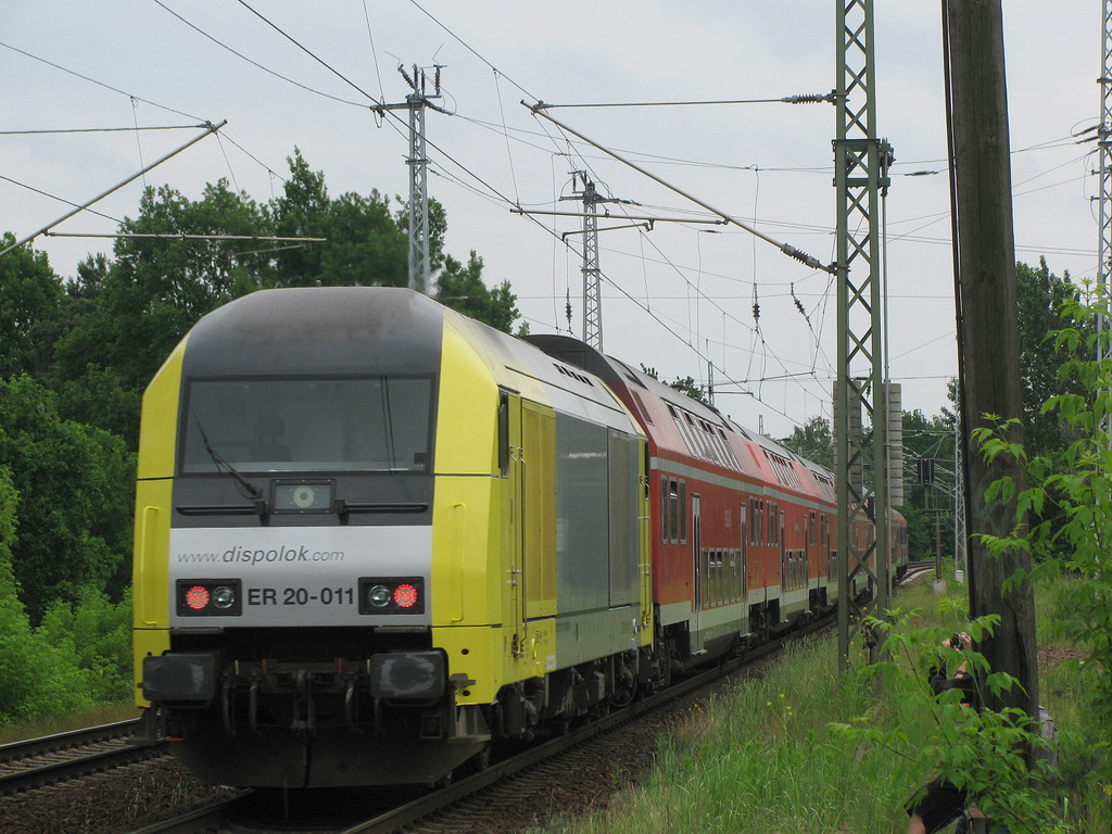 F�r die ILA-Shuttlez�ge waren auch 2 ER 20 Dieselloks der BR 223 im Einsatz. Hier ER 20-011 von MRCE Dispolok beim nachschieben Richtung Flughafen. 12.06.2010