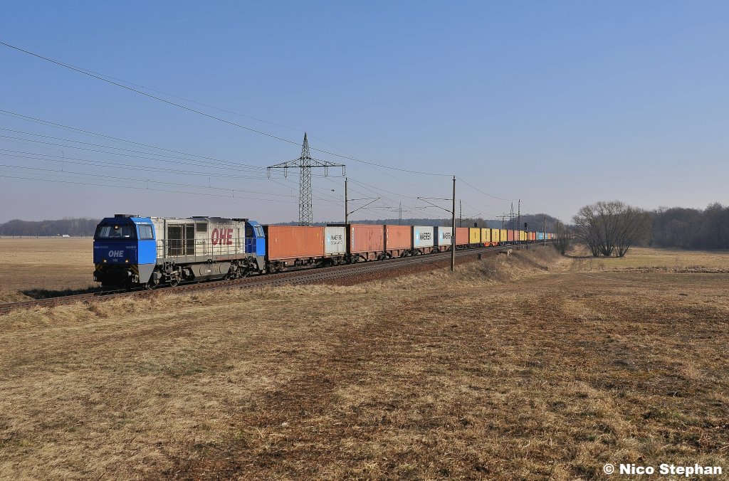 G2000 1460 der OHE brummt mit einem Containerzug durch die Mittagssonne bei Nudow (03.03.11)