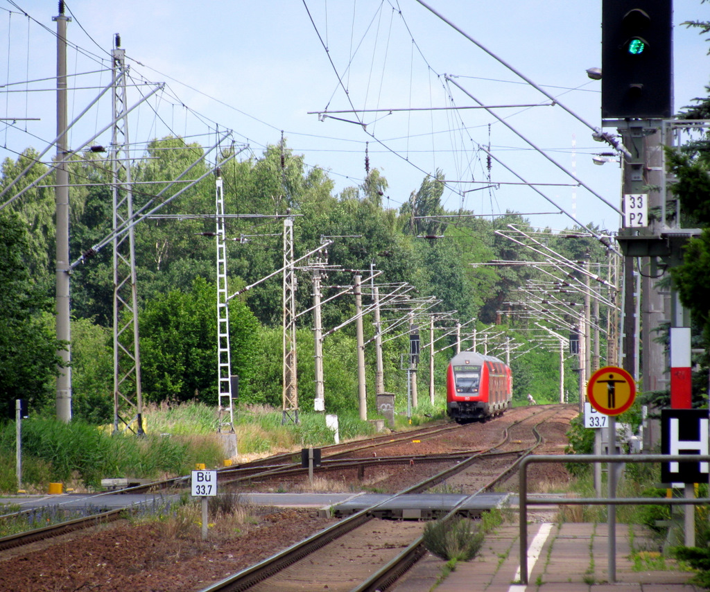 Ganz neu war die Kamera noch und experimentiert wurde auch noch damit. So entstand dieser Schuss vom Bahnhof Bestensee auf den Richtung Cottbus verkehrenden RE 2. Das Signal zeigt bereits Fahrt f�r einen mit einer 155er bespannten GZ Richtung K�nisg Wusterhausen. Und wer den Gleislatscher findet, darf ihn behalten. 20.06.2009