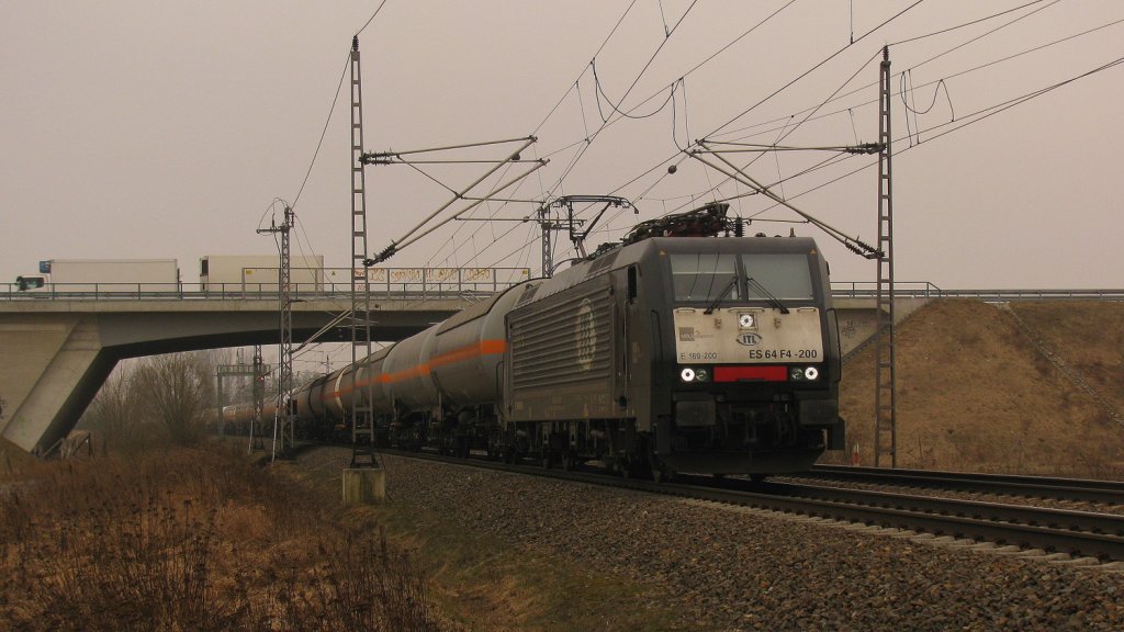 Gegen 10:31 kroch 189 200 der ITL mit dem DGS 95166 nach Stendell aus Trebbin heraus. 05.03.2011