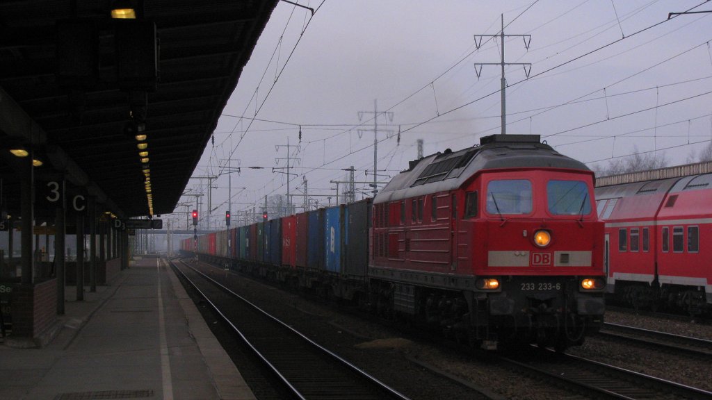 Gegen 7:09 durchquerte 233 233-6 mit einem Containerzug Richtung Gr�nauer Kreuz den Bahnhof von Berlin Sch�nefeld Flughafen. 05.03.2011