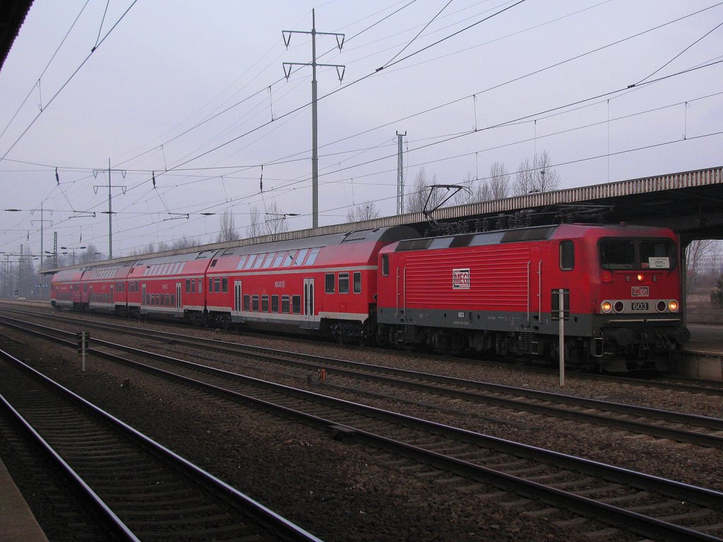 Gegen 7:10 erreichte dann die MEG 603 (143 851-4) mit einer RB 14 aus Nauen den Bahnhof von Berlin Sch�nefeld Flughafen. Somit konnte ich sie hier am 05.03.2011 doch noch im Einsatz f�r DB Regio NordOst festhalten.