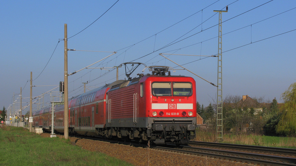Gegen 7:51 beschleunigte dann 114 031-8 ihren RE 1 nach Eisenh�ttenstadt aus Jacobsdorf heraus. 20.04.2011