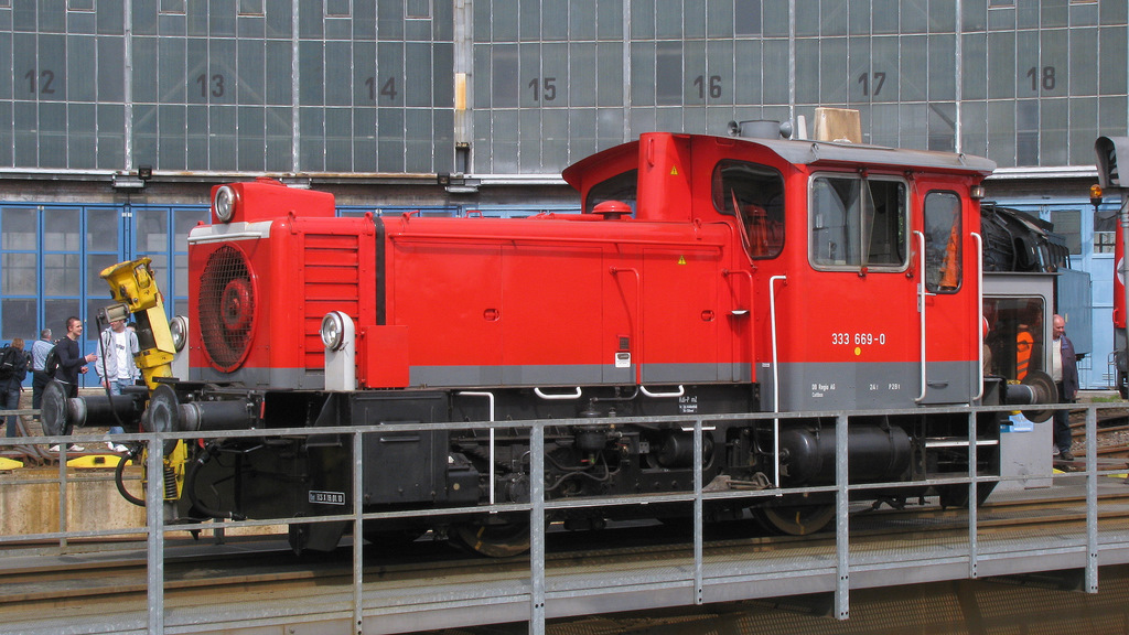 Gl�nzend konnte auf der Drehscheibe 333 669-0 der DB Regio Nordost abgelichtet werden. Sie verschub w�hrend des Festes immer mal wieder einige Loks. 17.04.2011