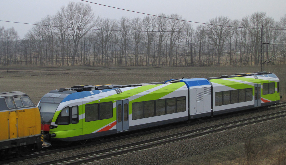 Gro�aufnahme des Stadler GTW, welcher als 43356 von Frankfurt(Oder) Oderbr�cke nach Konstanz via Gera unterwegs war. Als Lok dient V 270.06. Trebbin den 05.03.2011