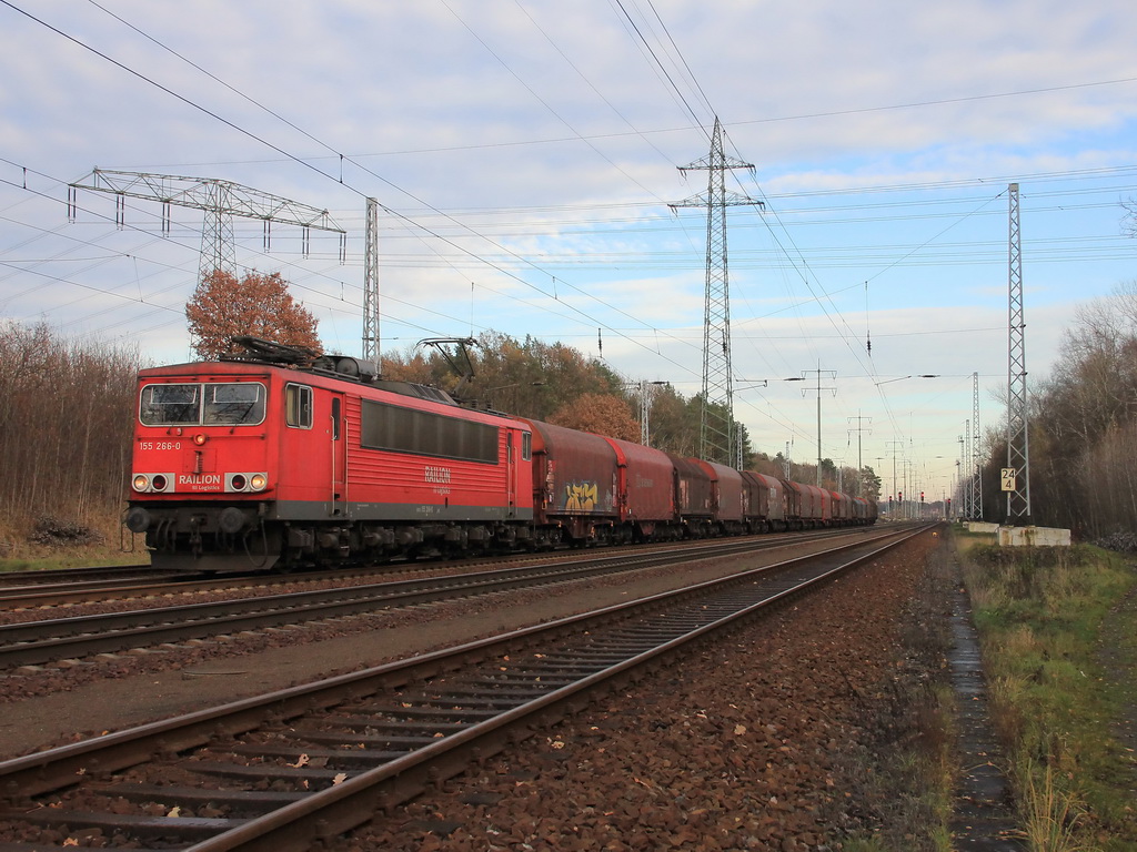 G�terverkehr ohne Ende am 25. November 2011 auf dem Berliner Au�enring bei Diedersdorf. 155 266-0 mit einem gemischten G�terzug. 