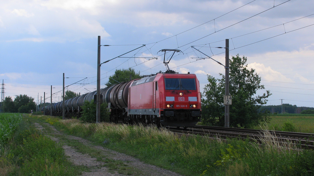 Hannes blieb im Auto sitzen, doch ich wollte mir auch diese 185er nicht entgehen lassen. 185 320-9 f�hrt hier gerade mit ihrem Kesselzug in Falkenberg aus Richtung Neuburxdorf ein. 01.07.2011