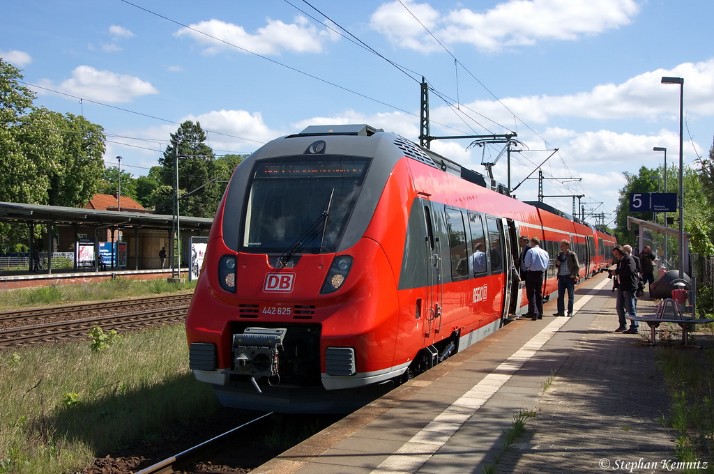 Heute (14.05.2012) fuhren auf der RB21 Wustermark - Potsdam Griebnitzsee zum ersten mal die Talent 2 Triebwagen im Regelbetrieb. Es waren die 442 122/622, 442 125/625 & 442 126/626 es sind ersten drei ausgelieferten Talent 2 an DB Regio AG - Region Nordost. 14.05.2012