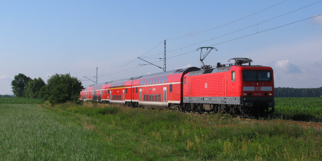 Hier kam dann der RE 18208 (Falkenberg - Stralsund) mit 114 022 um 8:33 an uns und Gr�fendorf vorbei. Hier hatte er Dank der vier nicht p�nktlichen FV-Z�ge schon gute 15 Minuten Versp�tung, die sich ebenso wieder weiter trugen ... aber so ist das, wenn man viel zu viele Z�ge auf einer  zu kleinen  Strecke durchlassen m�chte. Im Endeffekt waren sie alle nicht p�nktlich. 01.07.2011