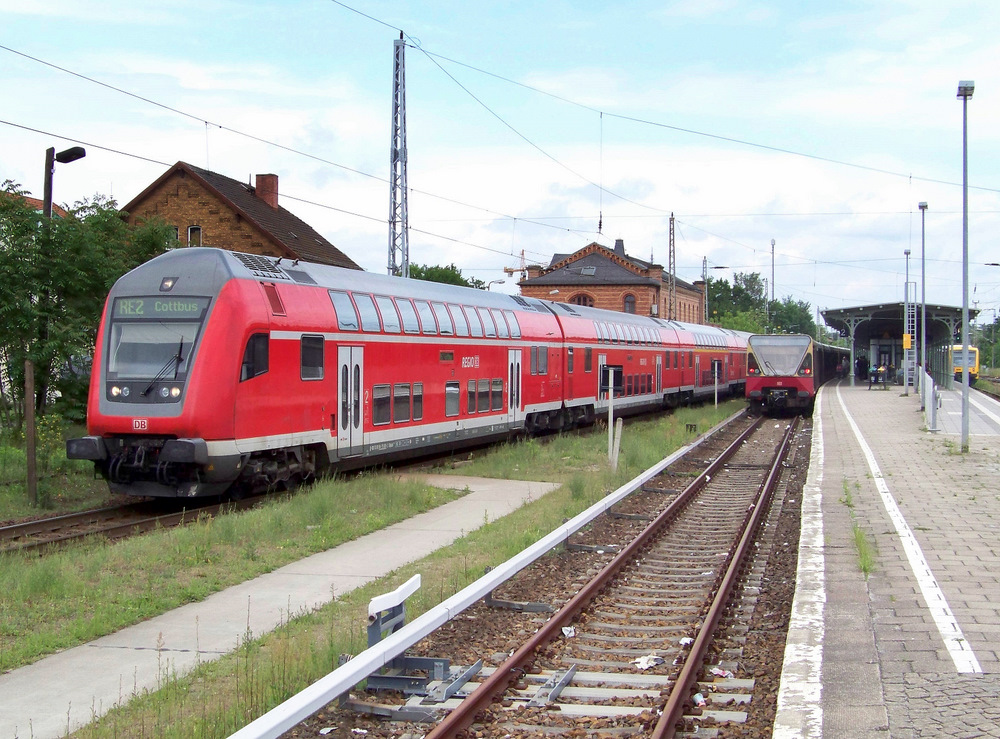 Hier mal alles in einem Bild. Vlnr: RE2 nach Cottbus �ber L�bbenau/Spreewald, S46 nach Westend und ODEG nach Frankfurt/Oder �ber Beeskow. Auch sehr gut zu erkennen ist der historische Zustand des Bahnhofes. 22.05.2009 

