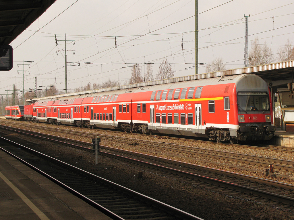 Hier mal mein erstes Bild einer DB Regio NordOst Komposition mit FIFA-Frauen-WM Aufkleber als RB 14 nach Nauen. Im Hintergrund ist die heranrangierte RB 22 zu sehen. 02.04.2011
