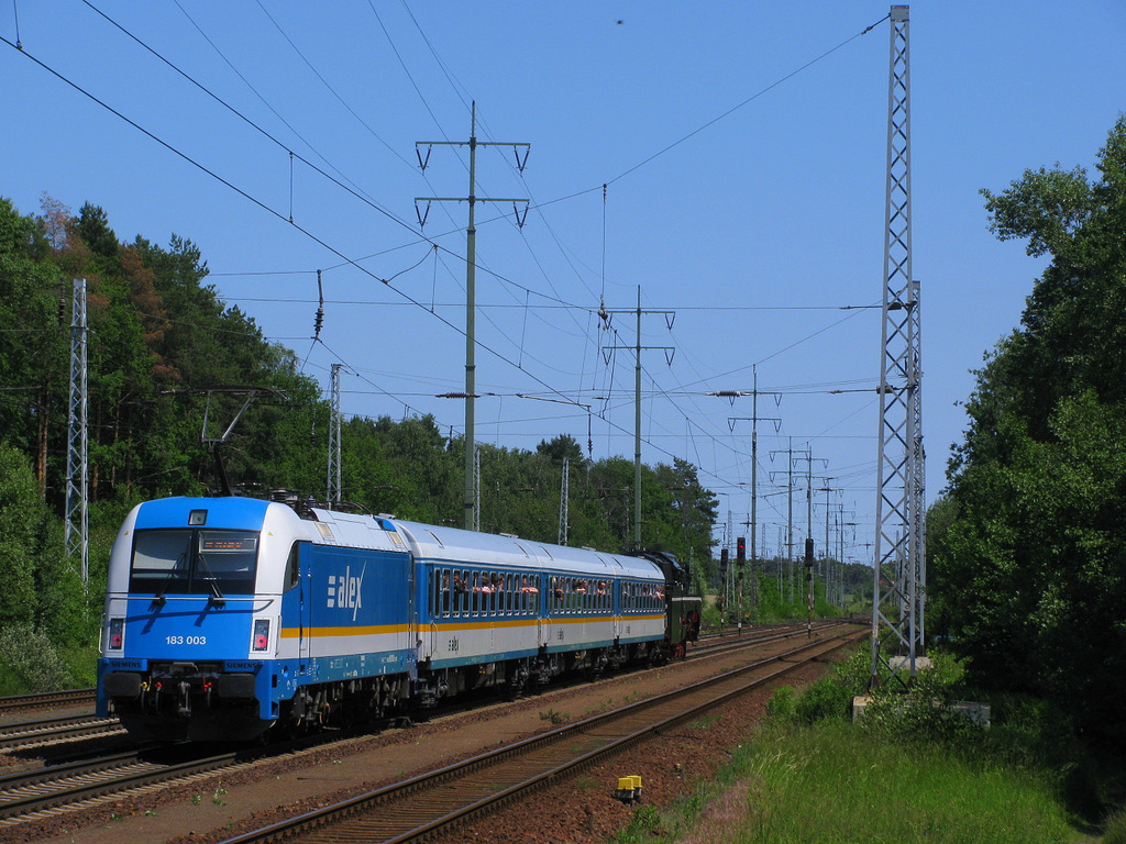 Hier nun noch der Nachschuss auf 183 003 die wohl allzu schnell nicht wieder in Berlin und Umgebung sein wird. Und zum Gl�ck fuhr sie so herum gedreht, sodass wir noch den  Alex -Schriftzug fotografieren konnten. Auf der anderen Seite ist er n�mlich weg. 02.06.2011