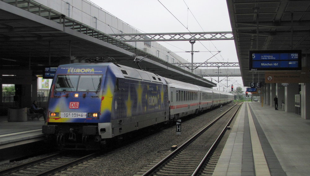 Hier sieht man 101 101-4 mit dem IC140 nach Schiphol in den Bahnhof Berlin S�dkreuz einfahren. 04.07.2011