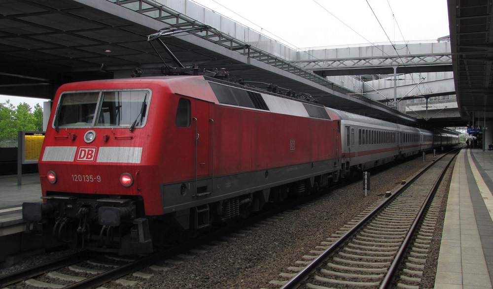 Hier sieht man die 120 135-9 am Zugschluss des IC 2200 nach Hamburg-Altona. Berlin S�dkreuz den 04.07.2011