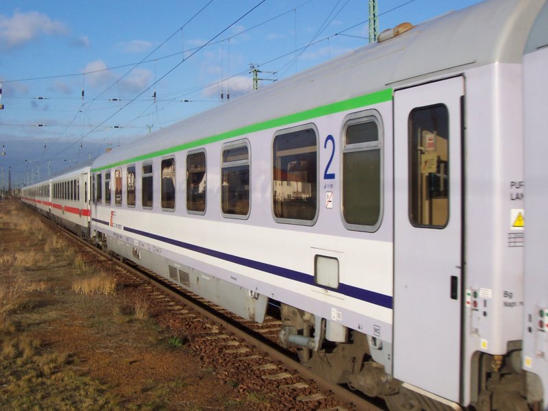 Hier sieht man ein 2. Klasse Wagen der PKP, Bauart  BMnopuz 1251 . Dieser ist eingereiht am EC 241  Wawel  von Hamburg-Altona nach Krakow Glowny. L�bbenau/Spreewald den 08.12.2007
