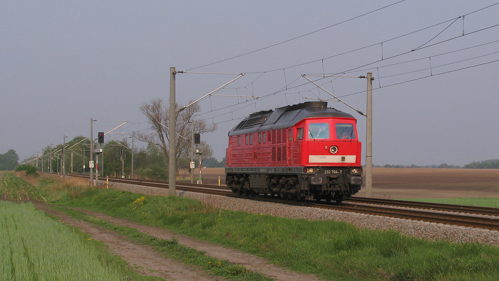 Hier trafen wir 232 704-7 das zweite von insgesamt dreimal am 29.04.2011. Sie f�hrt hier gerade allein in Richtung Werder, nachdem sie ihren G�terzug in Brandenburg abgegeben hatte.