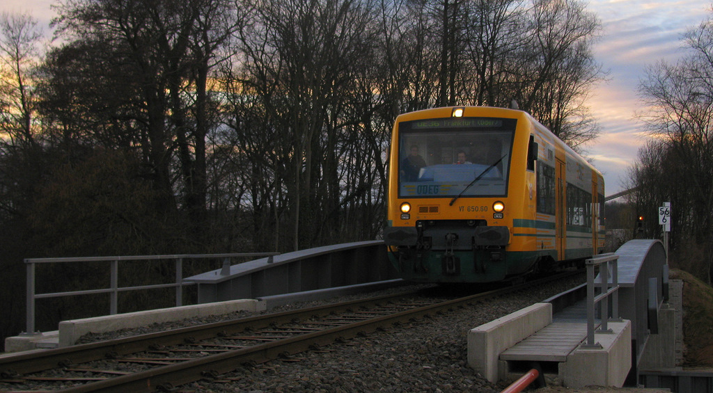 Hier zu sehen die ODEG auf der neuen Dahmebr�cke zwischen K�nigs Wusterhausen und Niederlehme in Neu M�hle am 12.02.2011. Die ODEG hatte 5 Minuten Versp�tung, da sie auf Anschlussfahrg�ste vom RE 2 in K�nigs Wusterhausen wartete. Wohl bekommts dem Tf sein Kaffee und Gr��e an ihn zur�ck! Hier ein Bild der alten Br�cke: http://zuegeinberlinbrandenburg.startbilder.de/name/einzelbild/number/120245/kategorie/Neuzug%E4nge.html