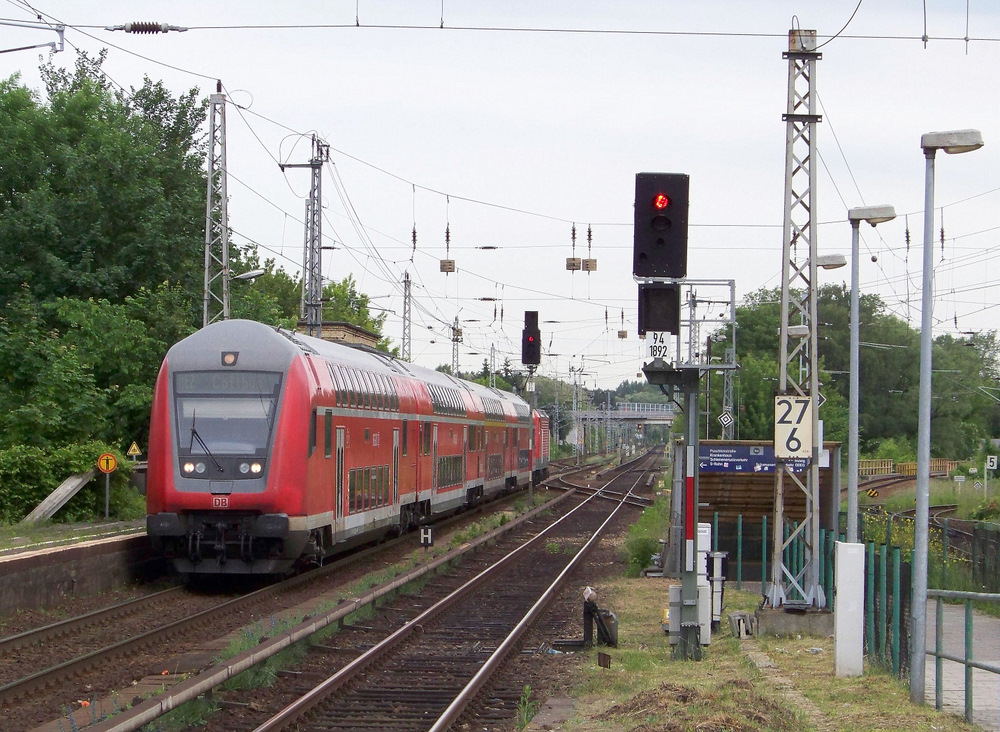 Hier zu sehen der RE2 auf seiner Weiterfahrt nach Cottbus �ber L�bbenau/Spreewald. 22.05.2009
