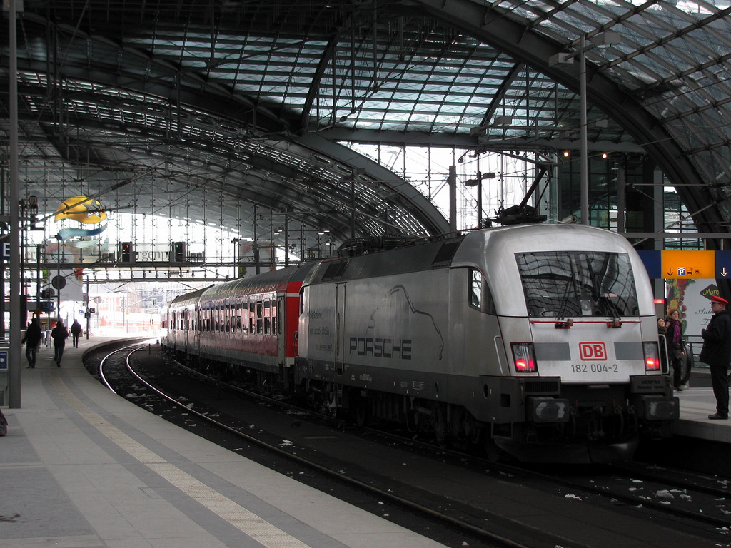 Highlight Nummer 3 schob als 182 004-2 einen RE 2 Ersatzzug versp�tungsfrei von Rathenow nach Cottbus am 13.02.2010 durch den Berliner Hbf.