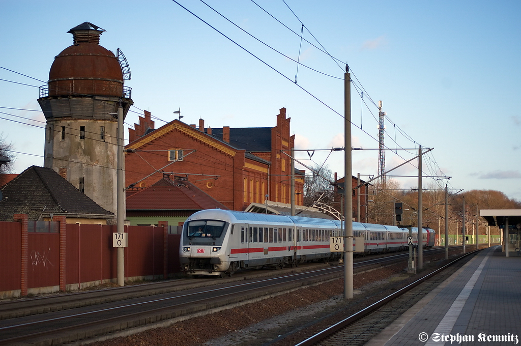 IC 2385 von Berlin S�dkreuz nach Frankfurt(Main) Hbf in Rathenow. Geschoben hatte die 101 001-6  Klagenfurt Touristik . 14.01.2012