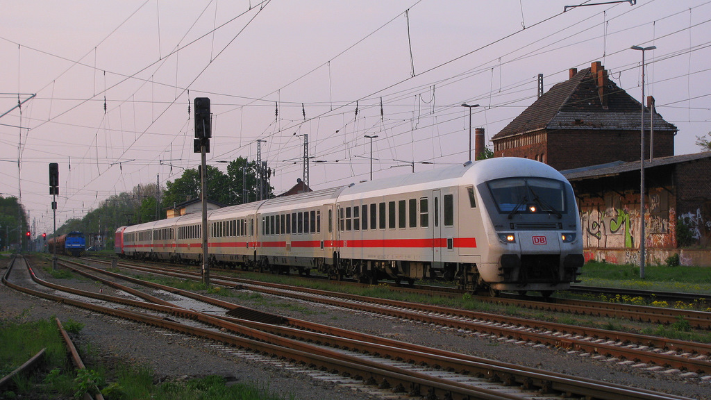 IC 2431 geschoben von 101 026-3 p�nktlich und ziemlich leer Richtung Cottbus durch Zossen und das Ganze mit nur 50 km/h, wegen der Br�cke �ber die Notte. 29.04.2011