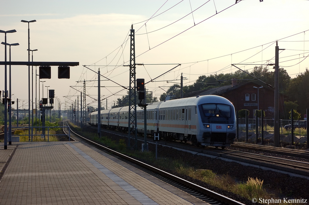 IC 2805 von Hamm(Westf) nach Berlin Ostbahnhof als Ersatzzug f�r ICE 651 in Rathenow. Geschoben hatte die 120 133-4. 02.09.2011