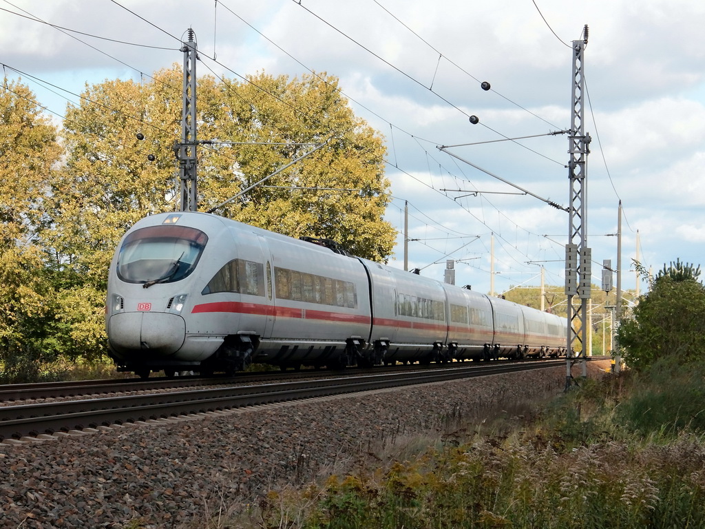 ICE 1613 mit 411 054  Sonnenberg  am 09. Oktober 2011 in Richtung M�nchen Hauptbahnhof kurz vor der Unterquerung der Bundesstrasse 101 im Ort Trebbin.  N�chster Bahnhof ist Lutherstadt Wittenberg.