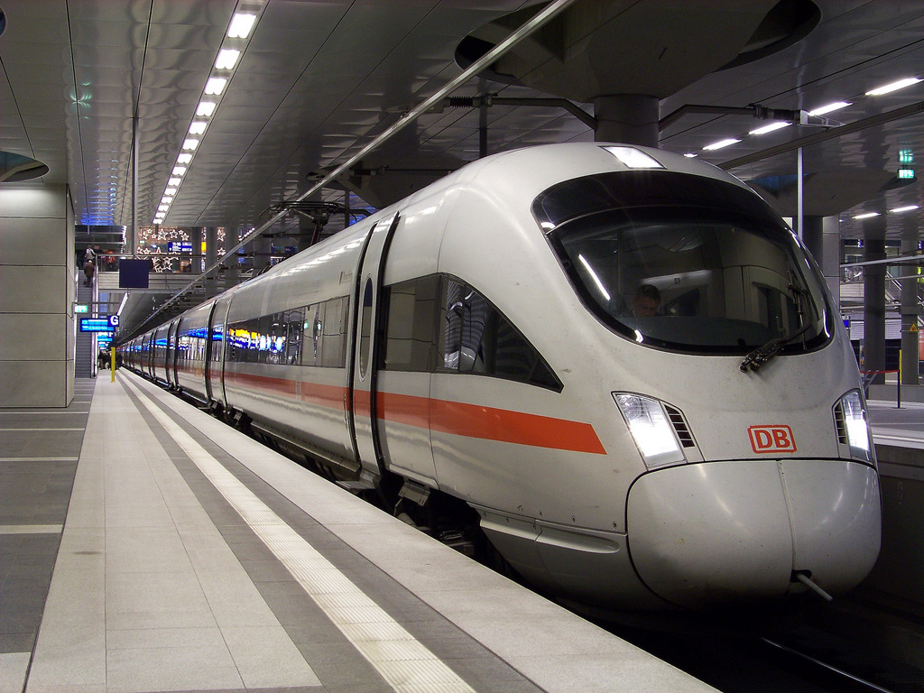 ICE 1708 aus Garmisch-Partenkirchen hier zu sehen in Berlin Hbf (tief). 05.12.2009

