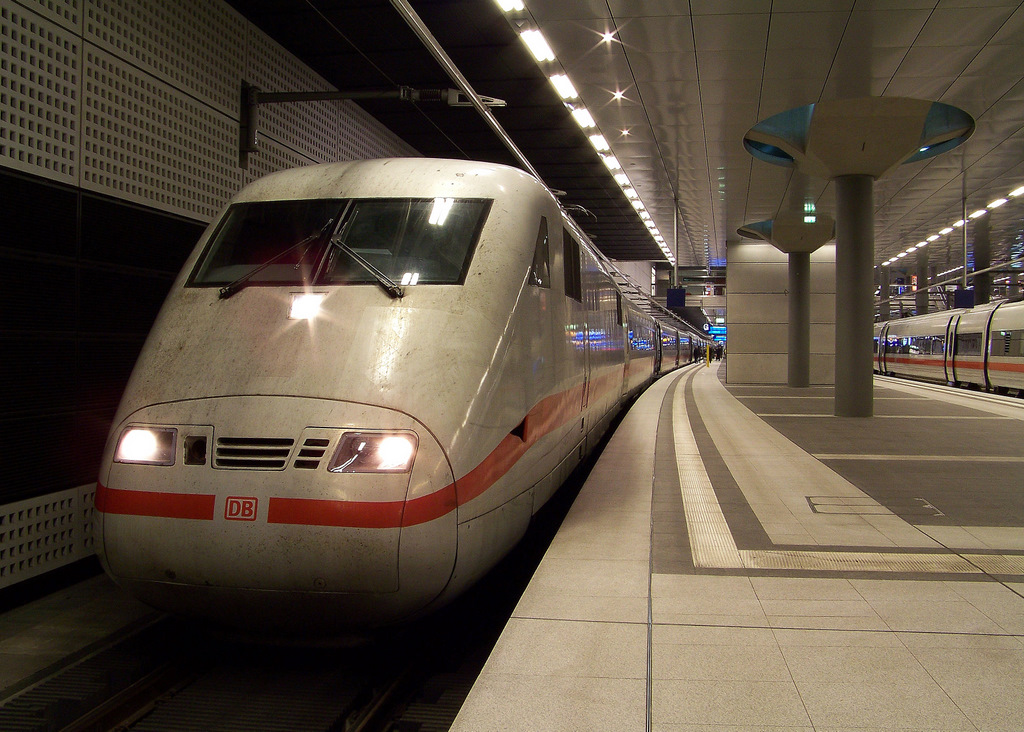 ICE 892 nach Hamburg Hbf als Anschlusszug des ICE 1708 steht hier zu Abfahrt bereit. Berlin Hbf (tief) den 05.12.2009