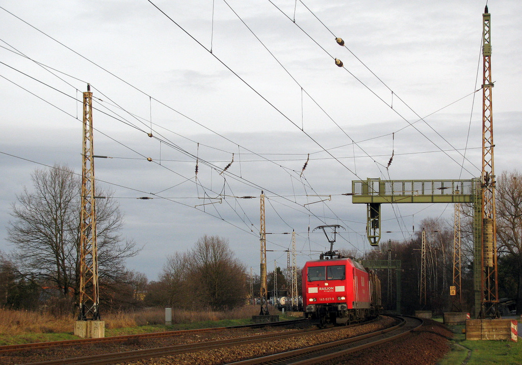 Im Blockabstand zum 151er-Doppel kam 145 027-9 am 28.11.2009 durch Bestensee.