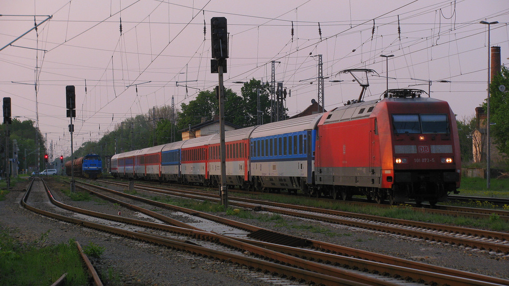 Im engen Blcokabstand kommt 101 073-5 beinahe zum Halt in Zossen um dem IC 2431 dann langsam hinterher gen Dresden zu rollen. Das ist das letzte Bild von unserer Tour vom 29.04.2011. Ich hatte bisher keine M�glichkeit die Bilder hochzuladen, also hol ich das jetzt nach.
