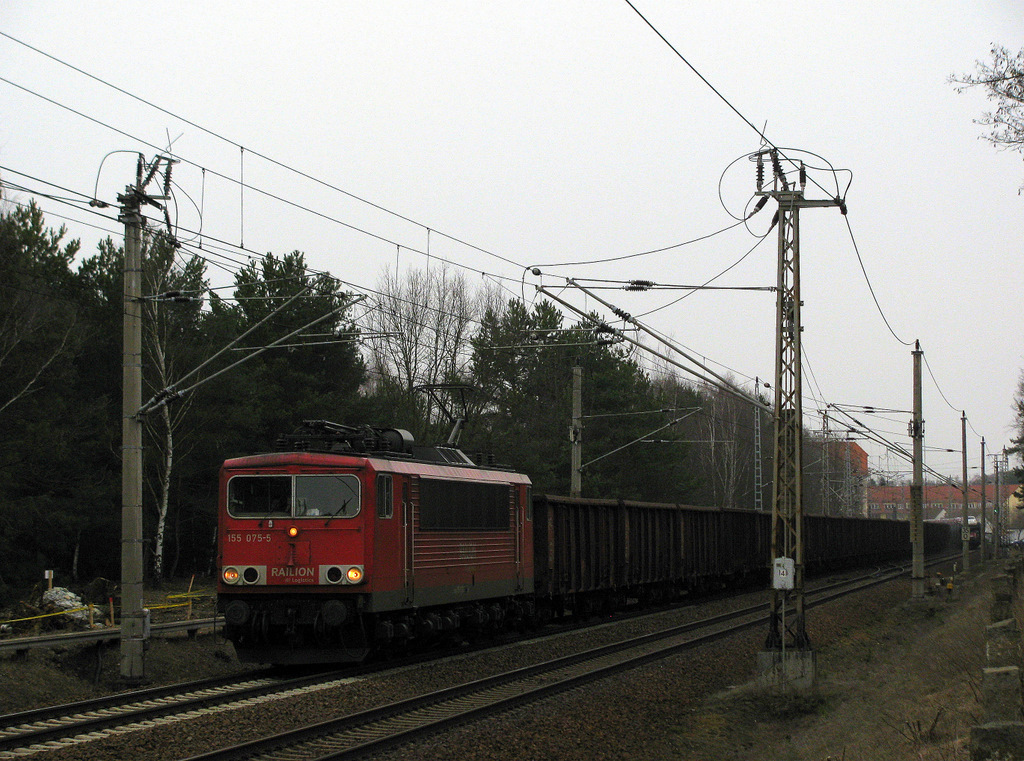 Im Hintergrund f�hrt noch der lange Autozug, da kommt schon der Kohlenzug K�nigs Wusterhausen - Spreewitz durch mit 155 075-5 am 17.03.