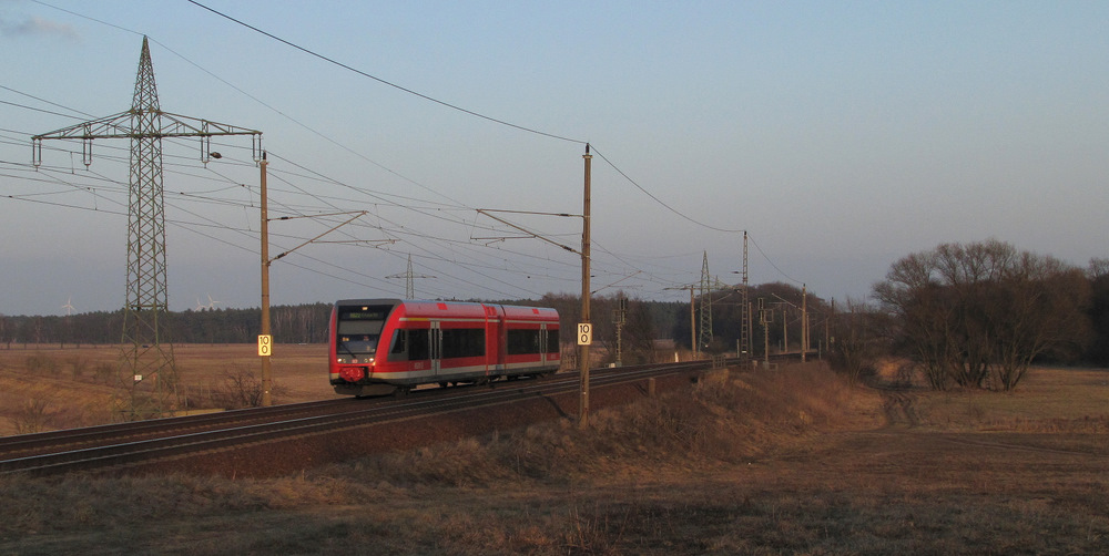 Im letzten Abendlicht kommt hier dir RB22 von Berlin Sch�nefeld Flughafen nach Potsdam Hbf gefahren. Nudow den 05.03.2011