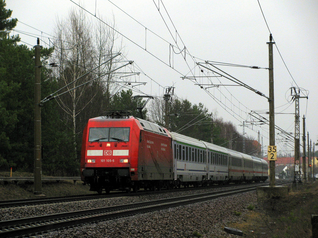 Im Regen des 20.03.2010 wartete ich auf Unicef in Bestensee, stattdessen kam 101 105-5 mit dem EC 341 durch Bestensee.