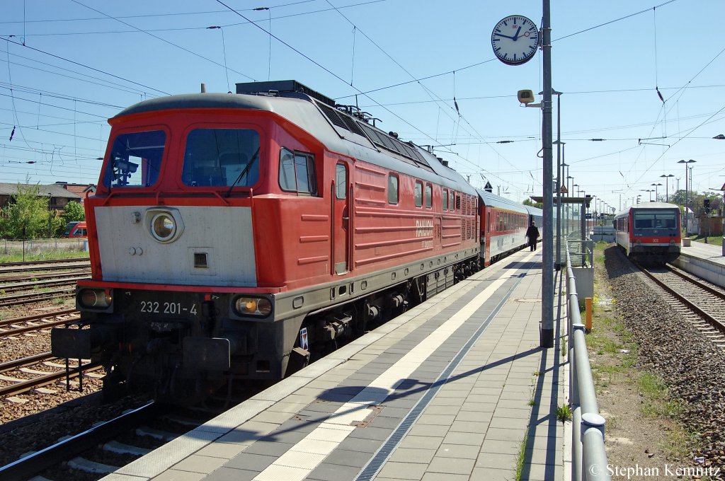 In Angerm�nde hat auf Gleis 3 die 232 201-4 den EC 178 von Praha hl.n. nach Szczecin Glowny �bernommen. Auf Gleis 4 steht die 928 684 als RB66 (RB 5818) nach Szczecin Glowny. 30.04.2011