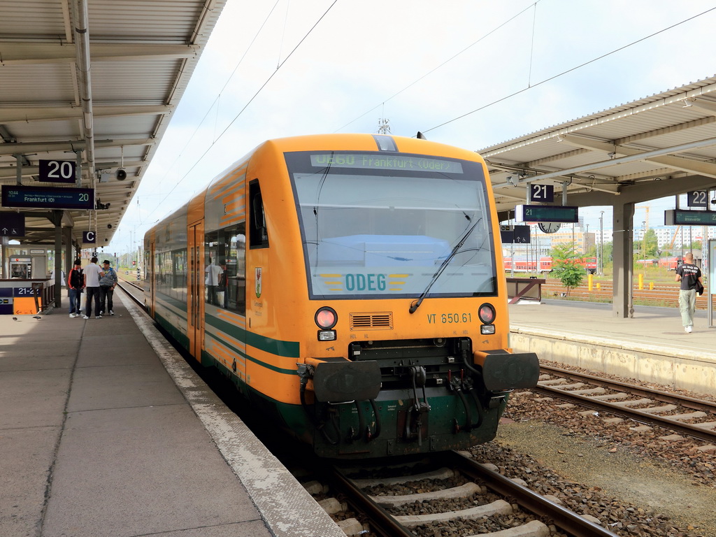 In Berlin Lichtenberg steht am 12. September 2012 auf Gleis 20 VT 650.61 als OE 79309 nach Frankfurt Oder (Linie 60) bereit.