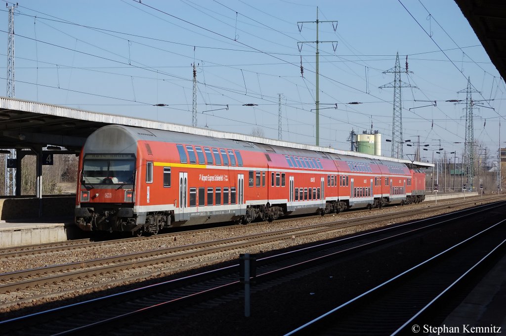In Berlin Sch�nefeld Flughafen steht die RB14 (RB 18916) nach Nauen. Gezogen hatte die 143 251-7. 08.03.2011
