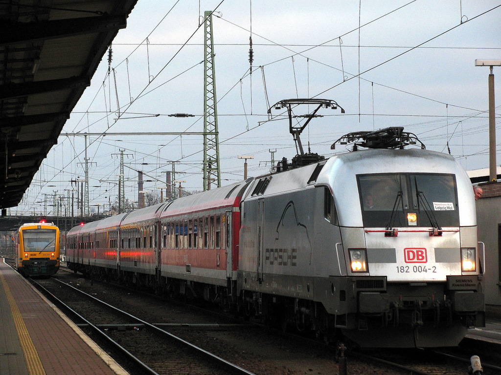In Cottbus stand dann der Porsche  Taurus  auf dem Plan. Gru� an die TF&acute;s, die sich gerade mit in Richtung Leipzig in Bewegung setzen. Neben ihm steht unplanm��ig ein RS 1 der ODEG nach Zittau.