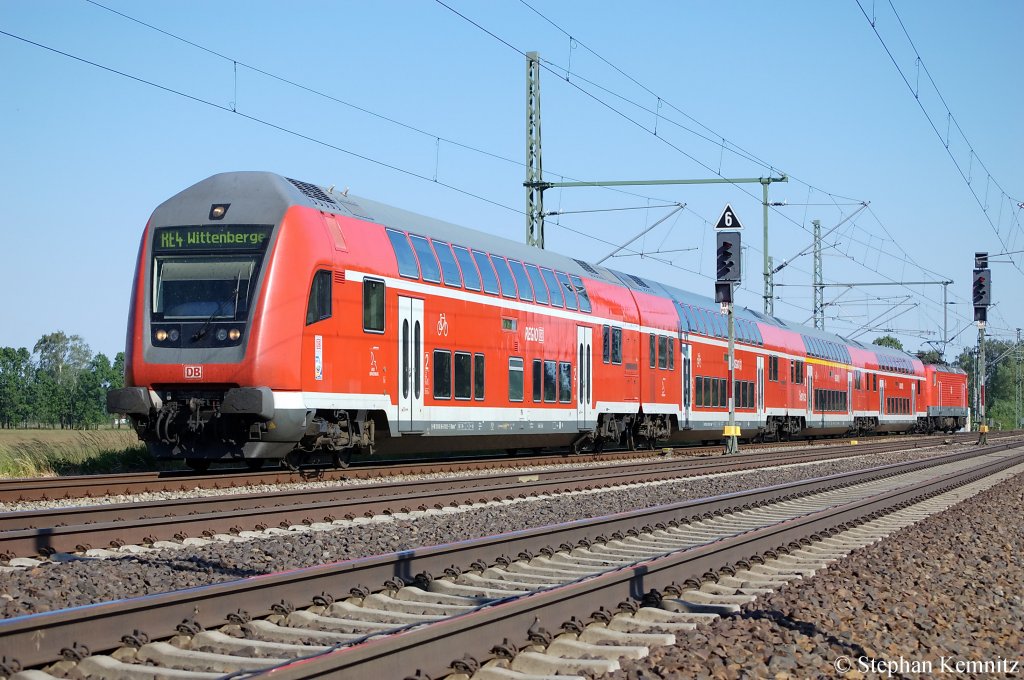 In Friesack(Mark) f�hrt der RE4 (RE 37332) nach Wittenberge ein. Geschoben wurde er von der 114 005. 30.05.2011