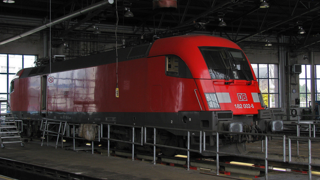 In der Halle stand unter anderem 182 002 eine der beiden bereits mit Nahverkehrspaket ausger�steten 182er. Zur Zeit befinden sind 182 003 und 004 zum Umbau in M�nchen Allach. 001 und 002 warten auf die Zulassung mit dem neuen Paket durch das EBA. Dieses arbeitet aber so langsam, dass es noch einige Zeit mit der Zulassung dauern wird. Da aber weiterhin 182er bei Siemens umgebaut werden, werden bald 143er der MEG die Leistungen der 182ern auf dem RE 10 (Cottbus - Leipzig) �bernehmen. 17.04.2011