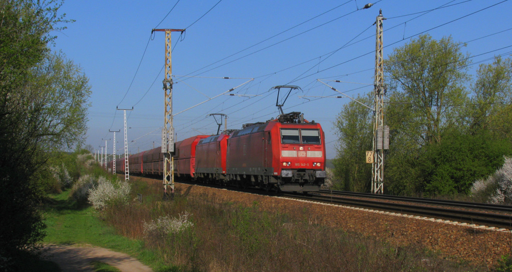 In der N�he der ehemaligen Blockstelle Nuhnen konnten sp�ter 185 143-5 + 185 005-6 mit Erz (Hamburg - Ziltendorf) fotografiert werden. 20.04.2011